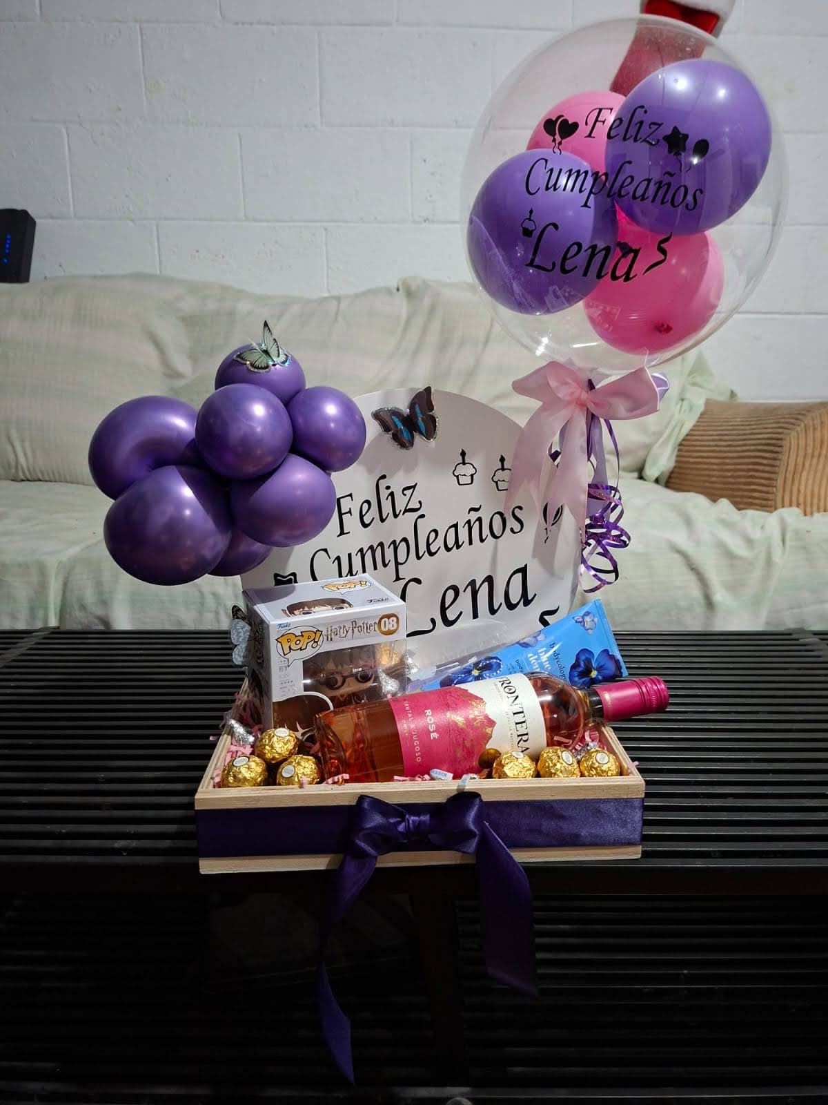 Arreglo regalo con cupcake, globo burbuja y medias navideñas en color lila