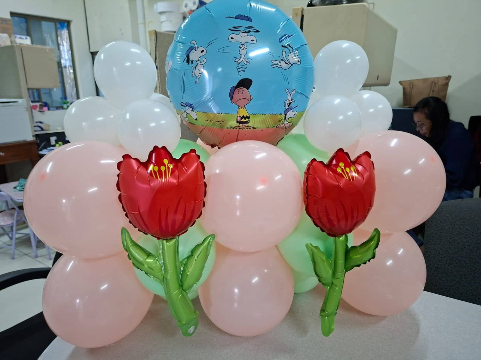 Globo gigante de la familia Peanuts con flores de tulipán rojo para cumpleaños infantil